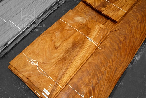 Натуральный шпон Махагон «пирамида» Натуральный шпон Махагон «пирамида»