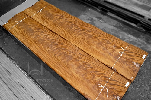 Натуральный шпон Махагон «пирамида» Натуральный шпон Махагон «пирамида»